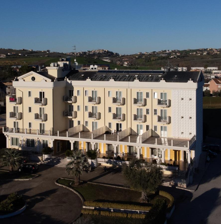 Hotel Concorde Sant'Egidio alla Vibrata Kültér fotó